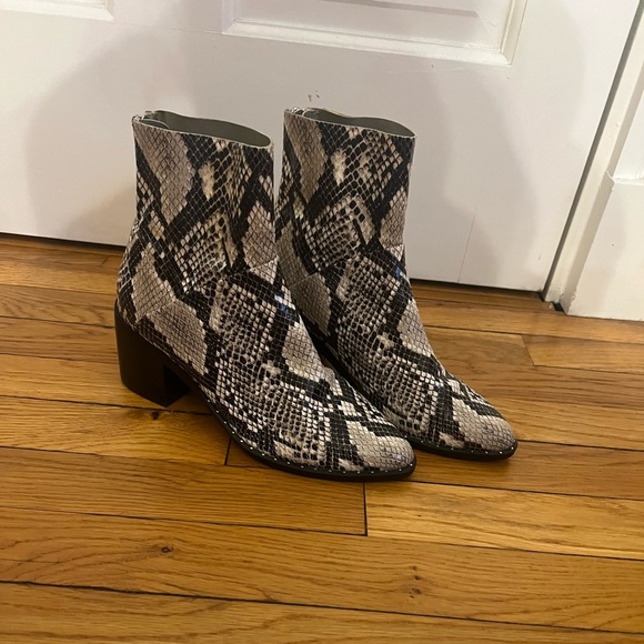 Treasure & bond snakeskin booties in great condition! Size US 7.5 - Picture 2 of 4